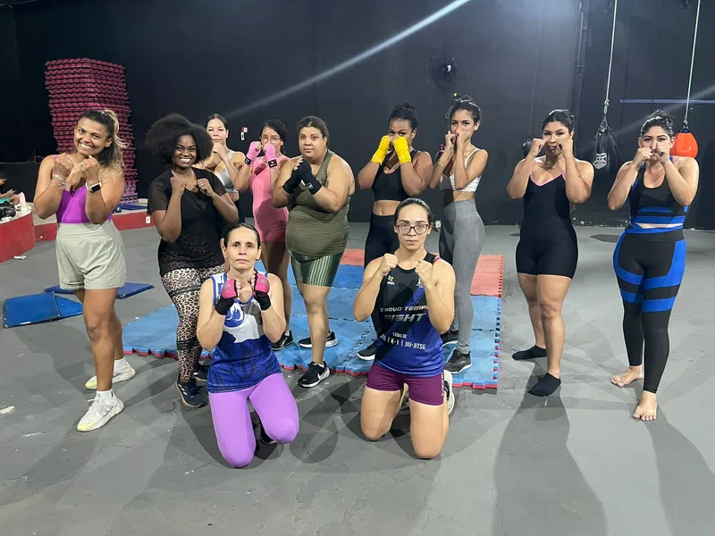 Alunas em posição de guarda no treino de boxe